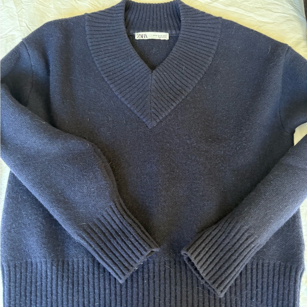 Zara Women's Navy V-Neck Sweater